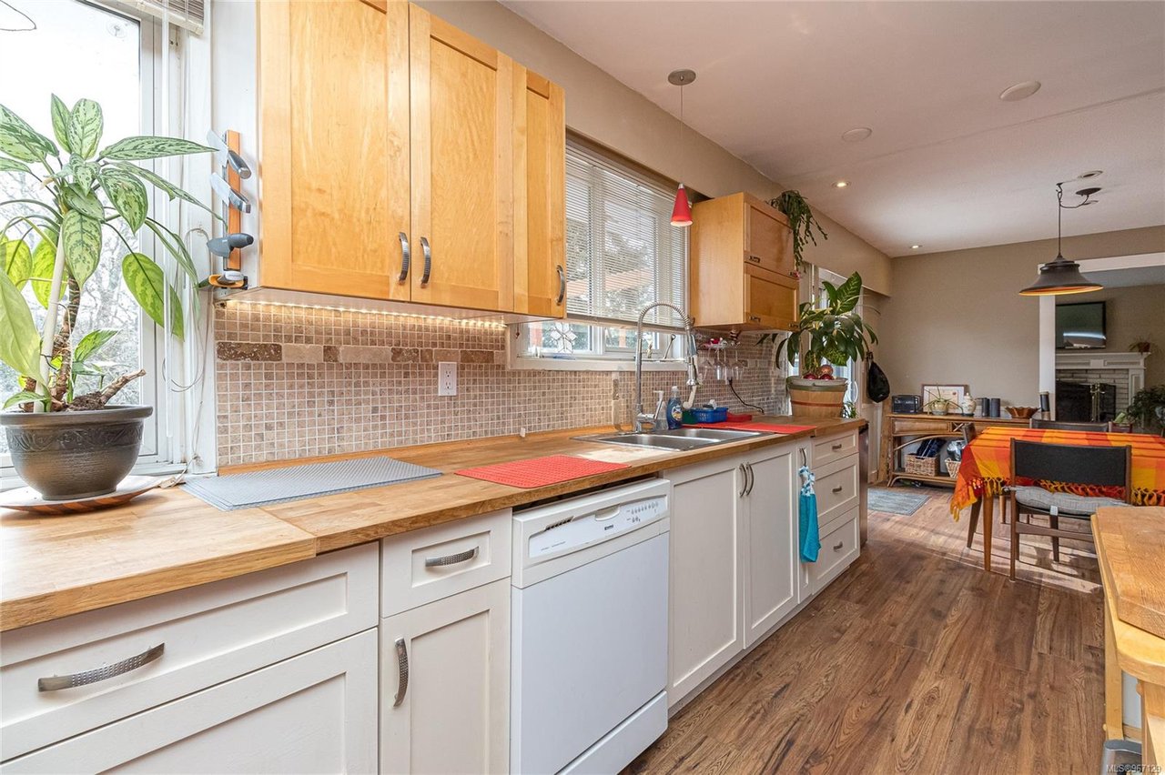 1335 Justine Pl, Langford
