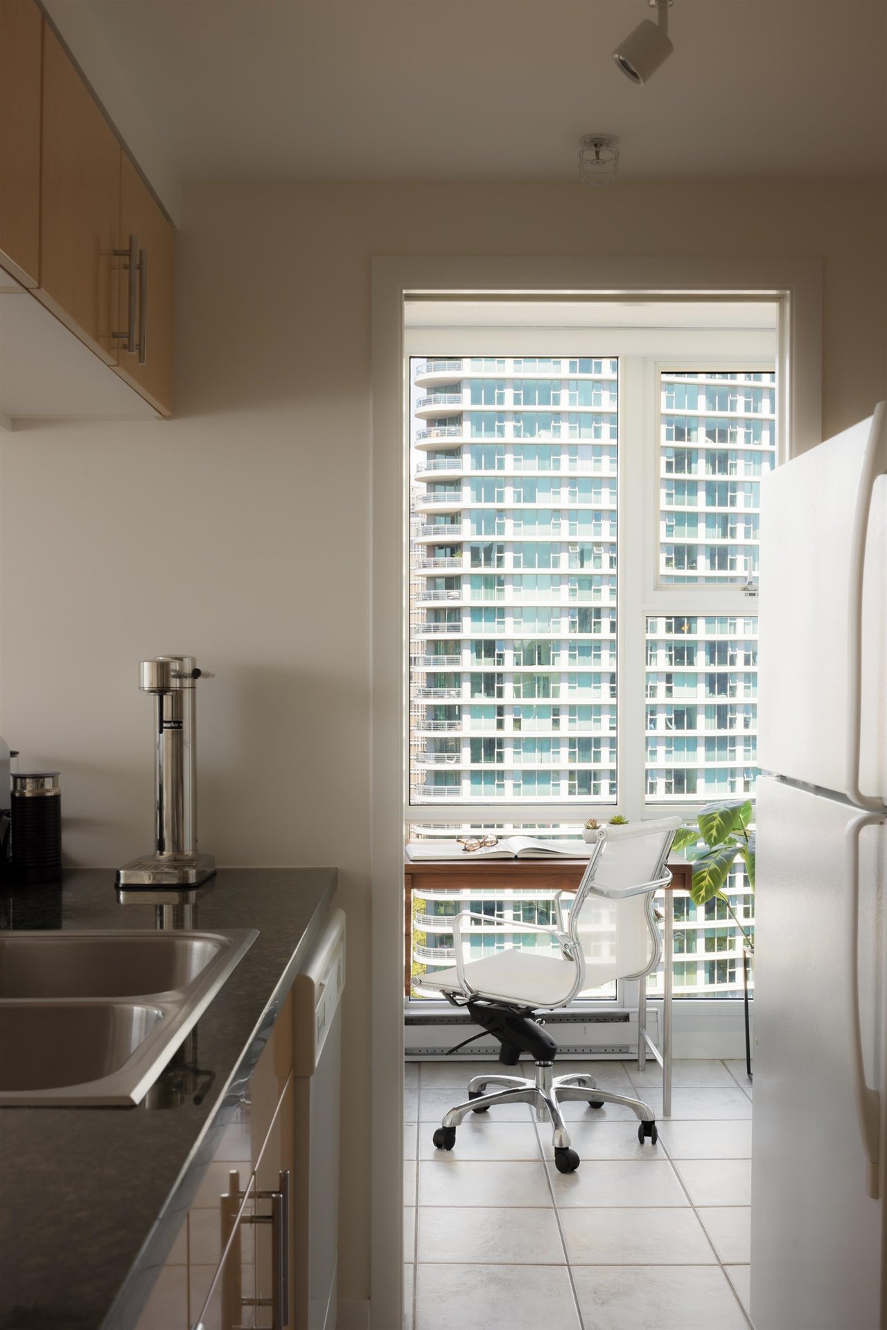 2106-1077 Marinaside Cres
