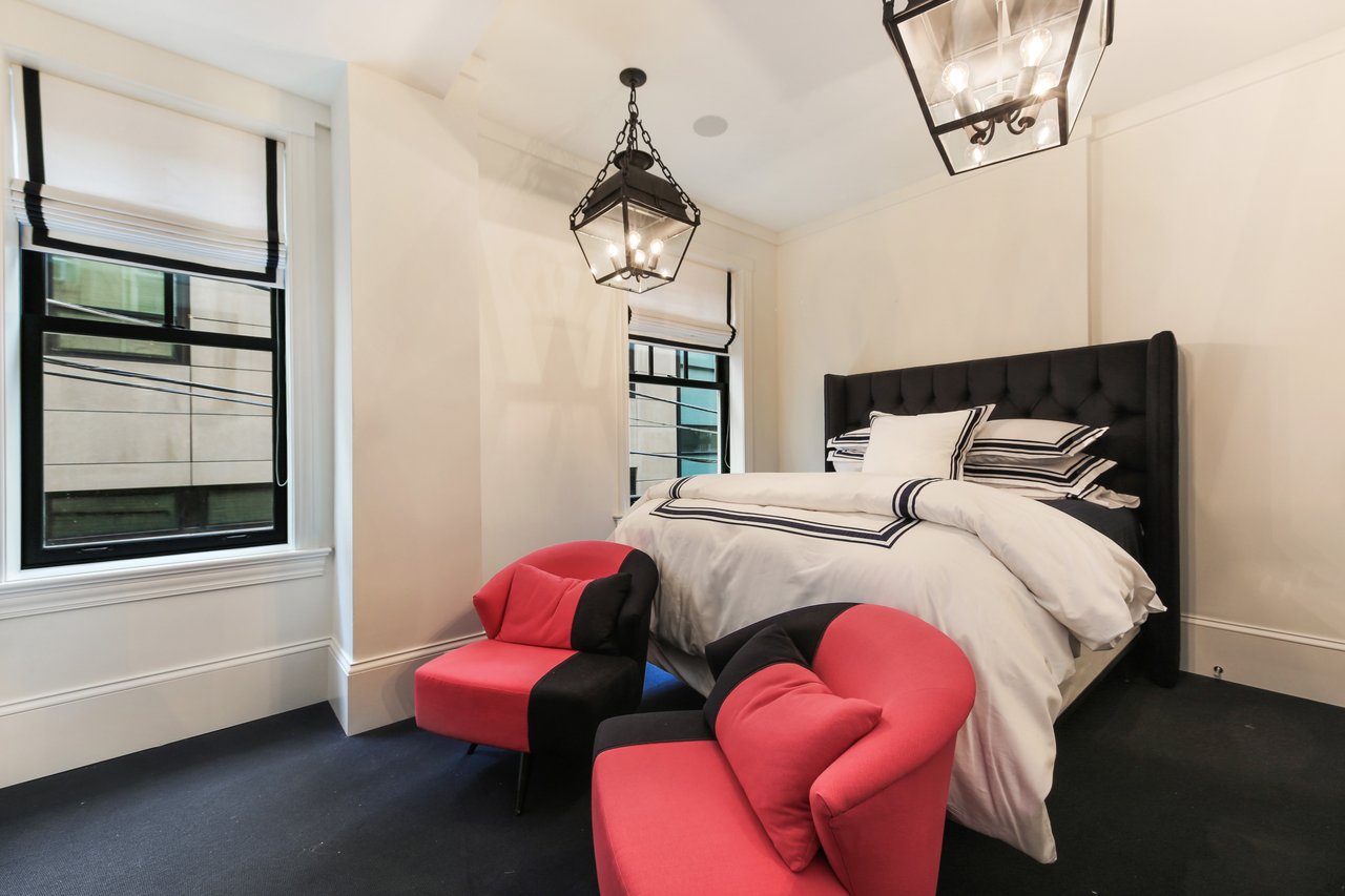 Romantic pied-à-terre in a vintage Gold Coast building 