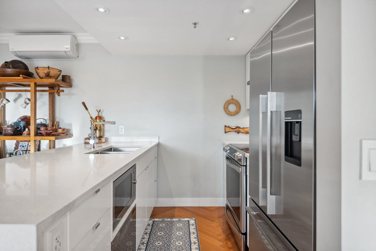 1208-1060 Alberni St