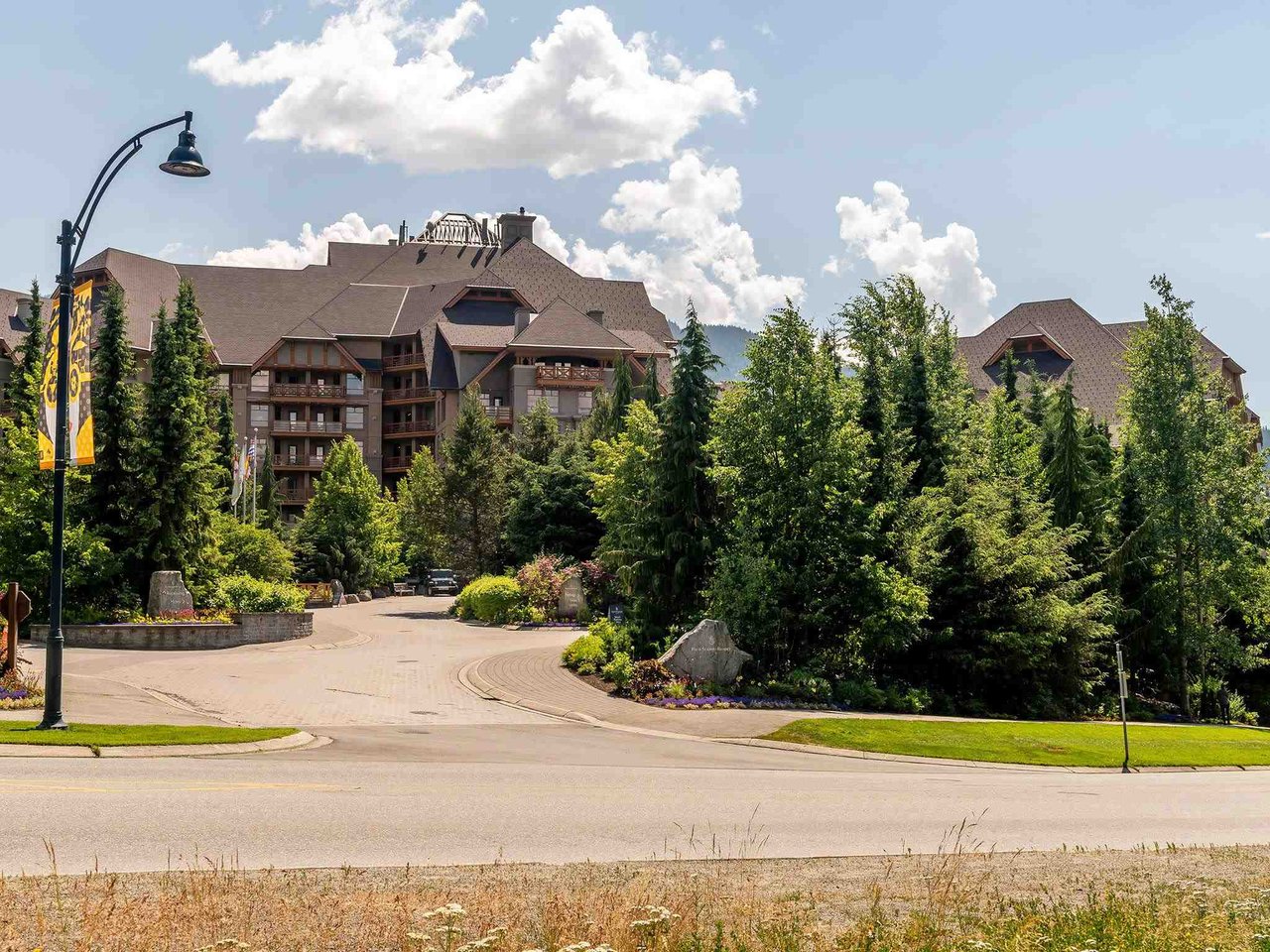 557-4591 Blackcomb Wy
