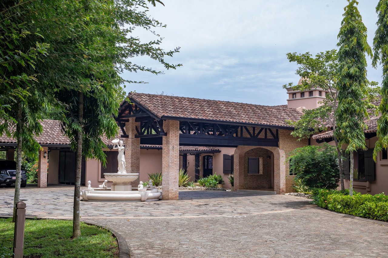 Tuscan Estate with Infinity Pool, Guacima, Alajuela