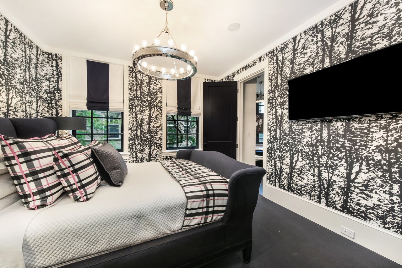 Romantic pied-à-terre in a vintage Gold Coast building 