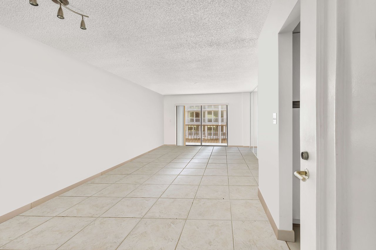 5415 Collins Ave #704 Miami Beach FL-33140