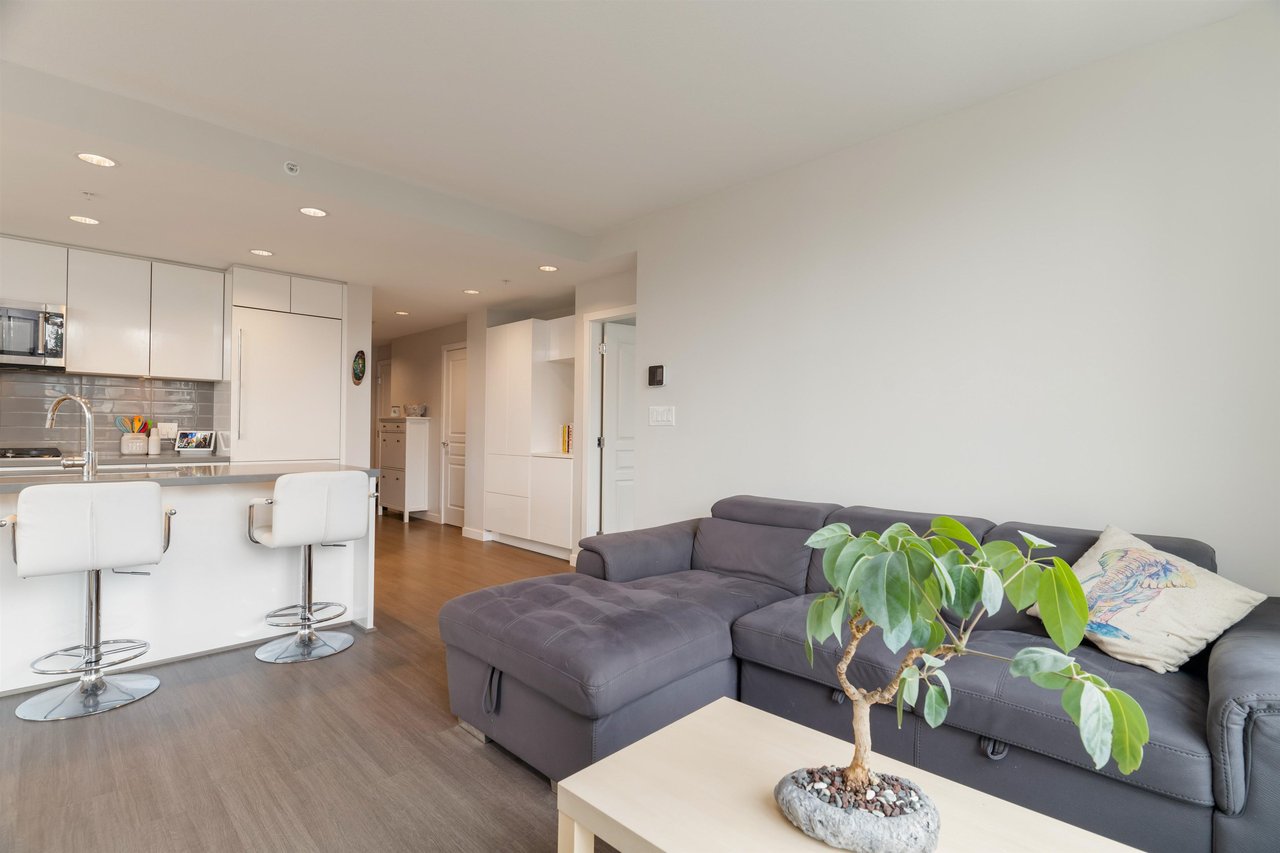501-3093 Windsor Gate
