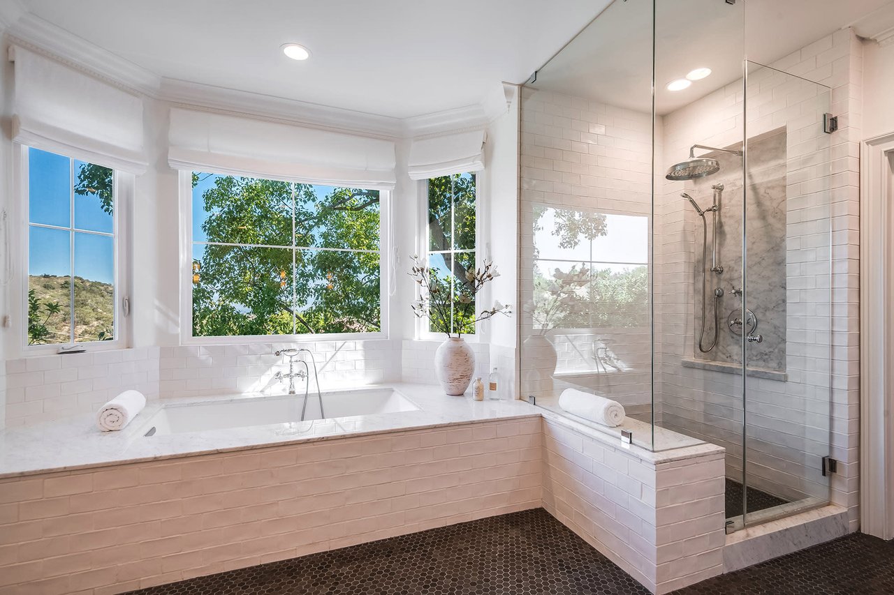 Guard Gated Calabasas