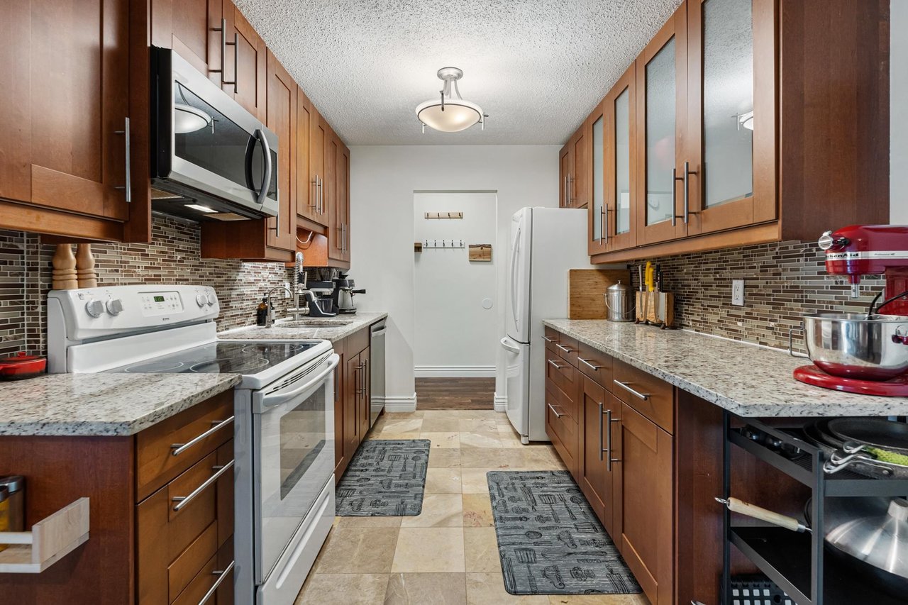 208-150 E 5th St