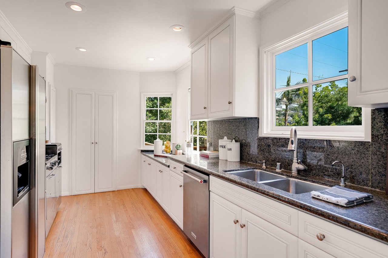 Hooray for the Hollywood Manor - sold $200K over asking