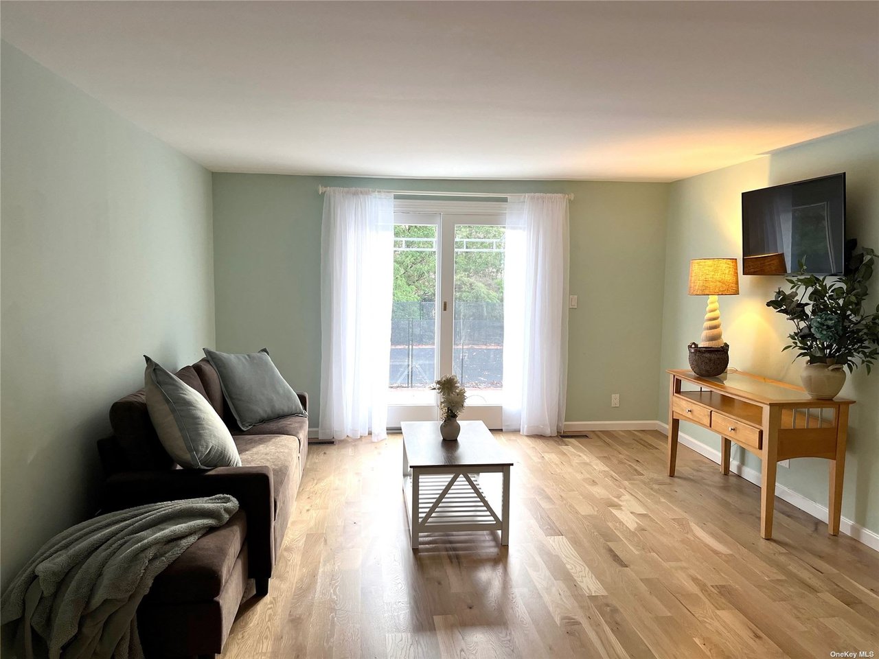 25 Squires Avenue