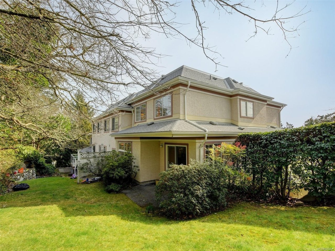 70-14 Erskine Ln