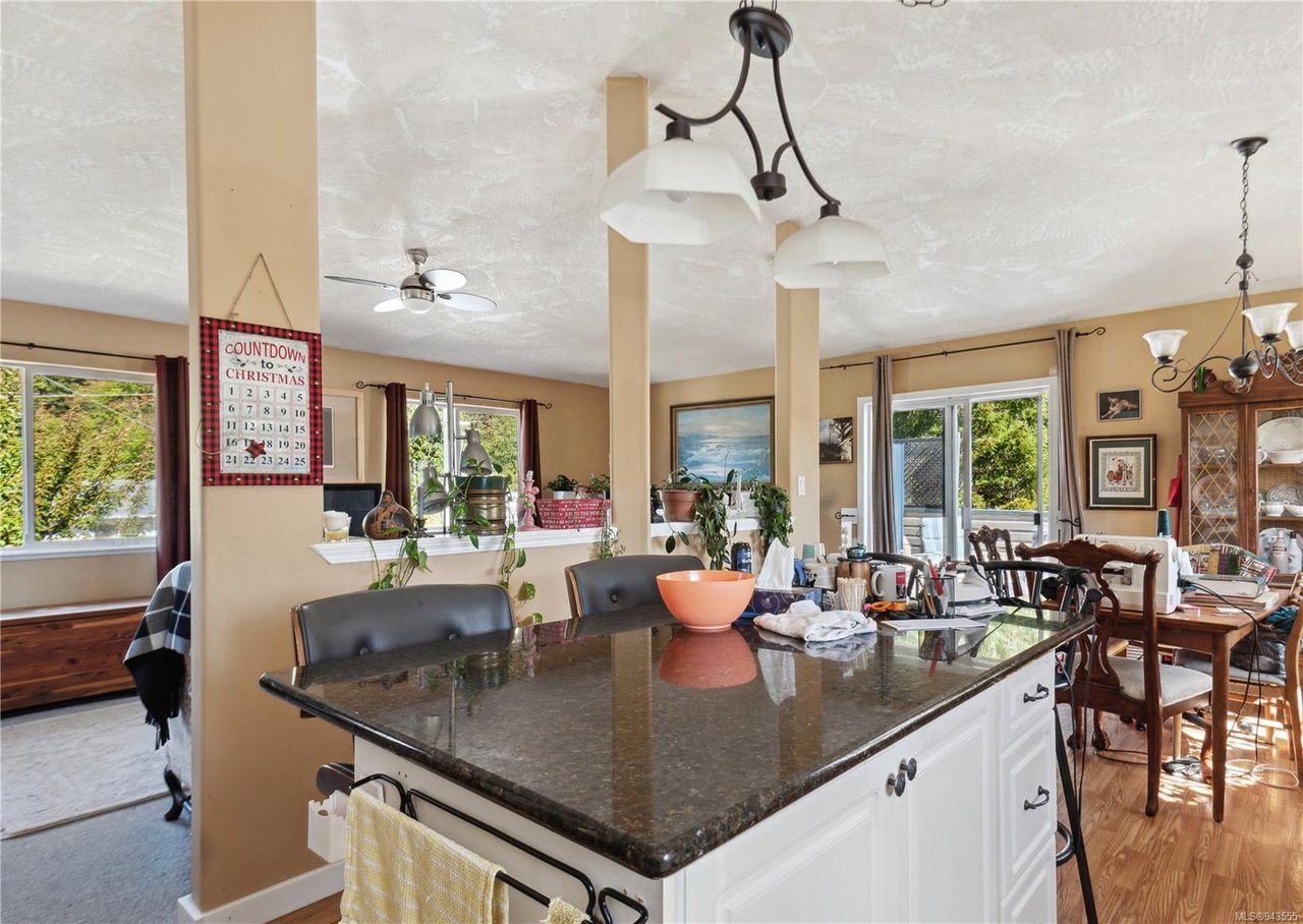 305 Lake Park Rd, Lake Cowichan
