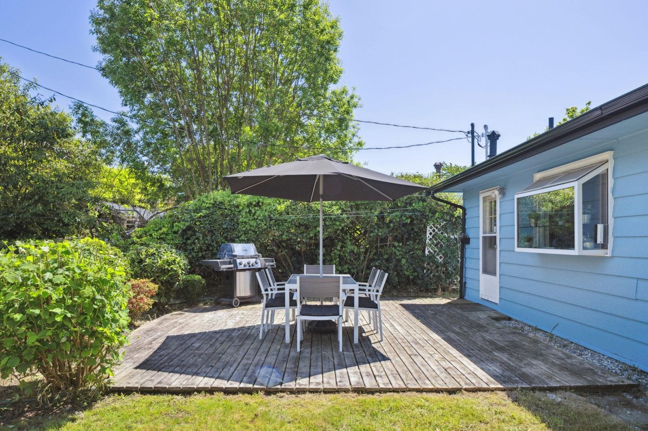 1384 Fernwood Cres