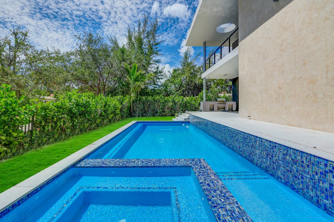 4585 Nautilus Dr