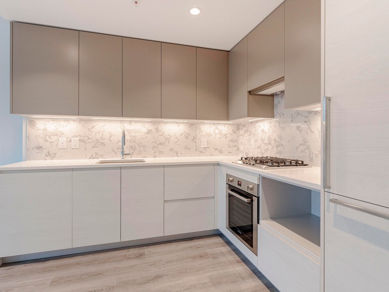1106-8188 Fraser St