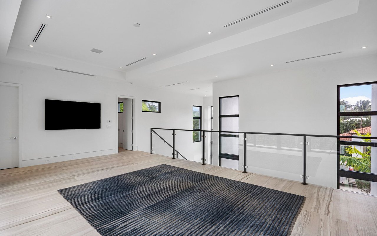 800 Seagate Dr