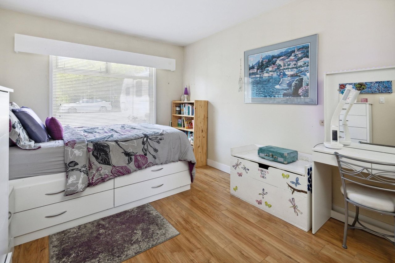1384 Fernwood Cres