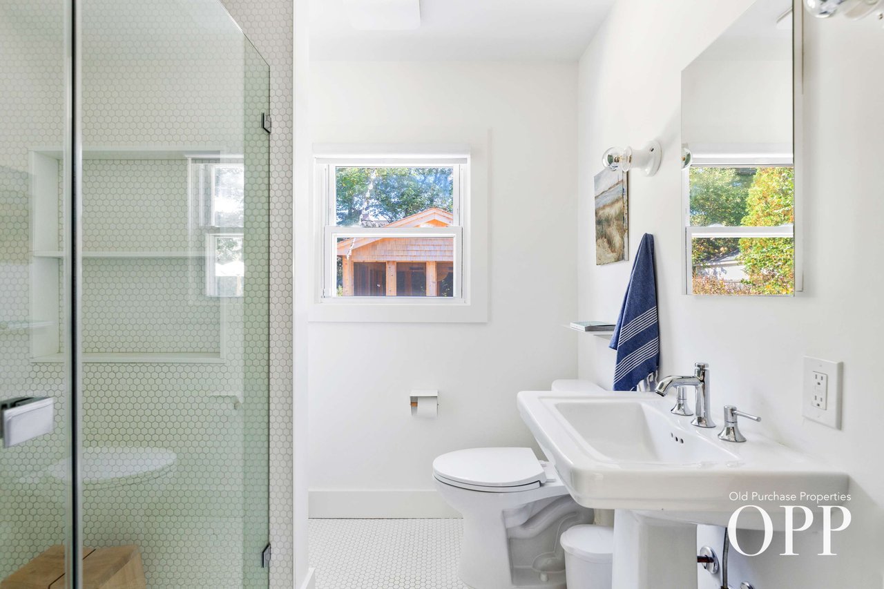  Stylish Cape Cod Retreat in Bellport Village