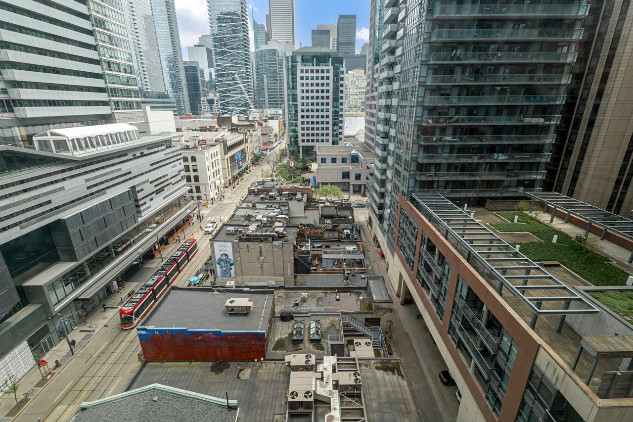 327 King St W Unit: 1101