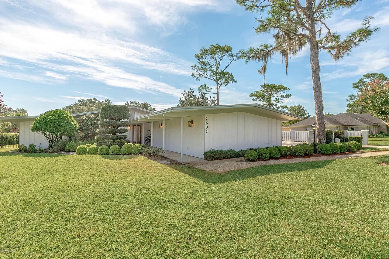 7601 Hollyridge Cir