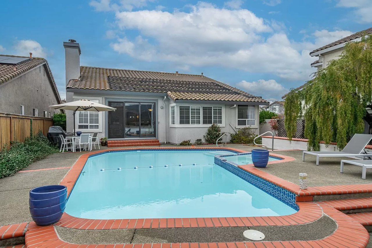 38 Lighthouse Ct