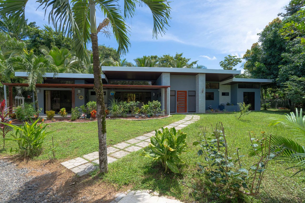 Three home stunning estate close to Quepos