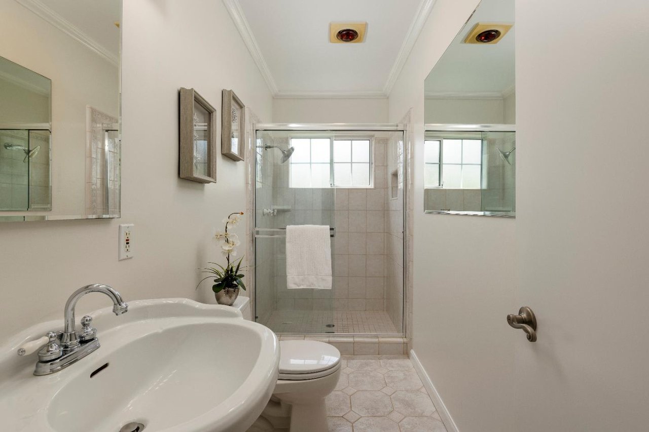 1054 Menlo Oaks DR