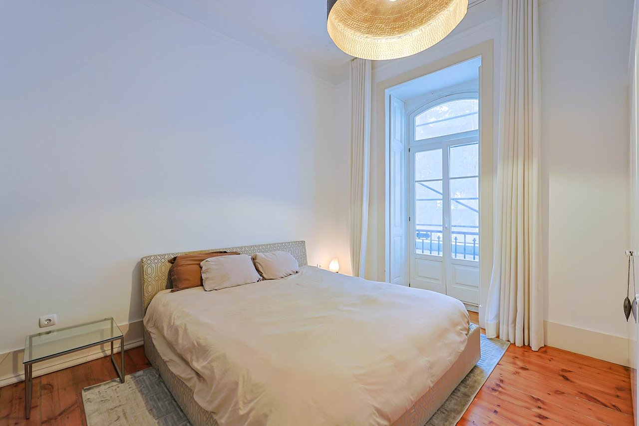 3-Bedroom Apartment with Spacious Living Areas and Designer Furnishings in Prime Location