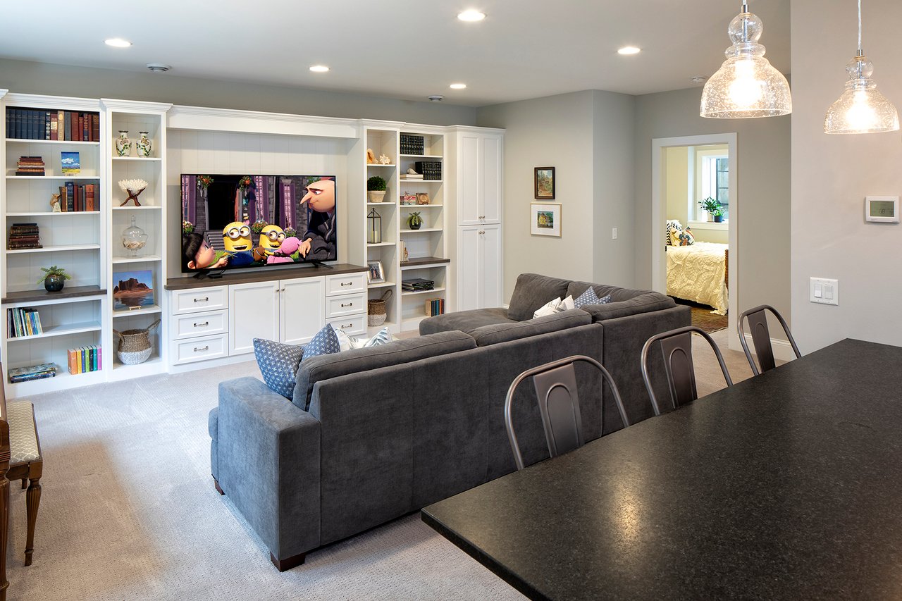 20420 Western Road | Deephaven