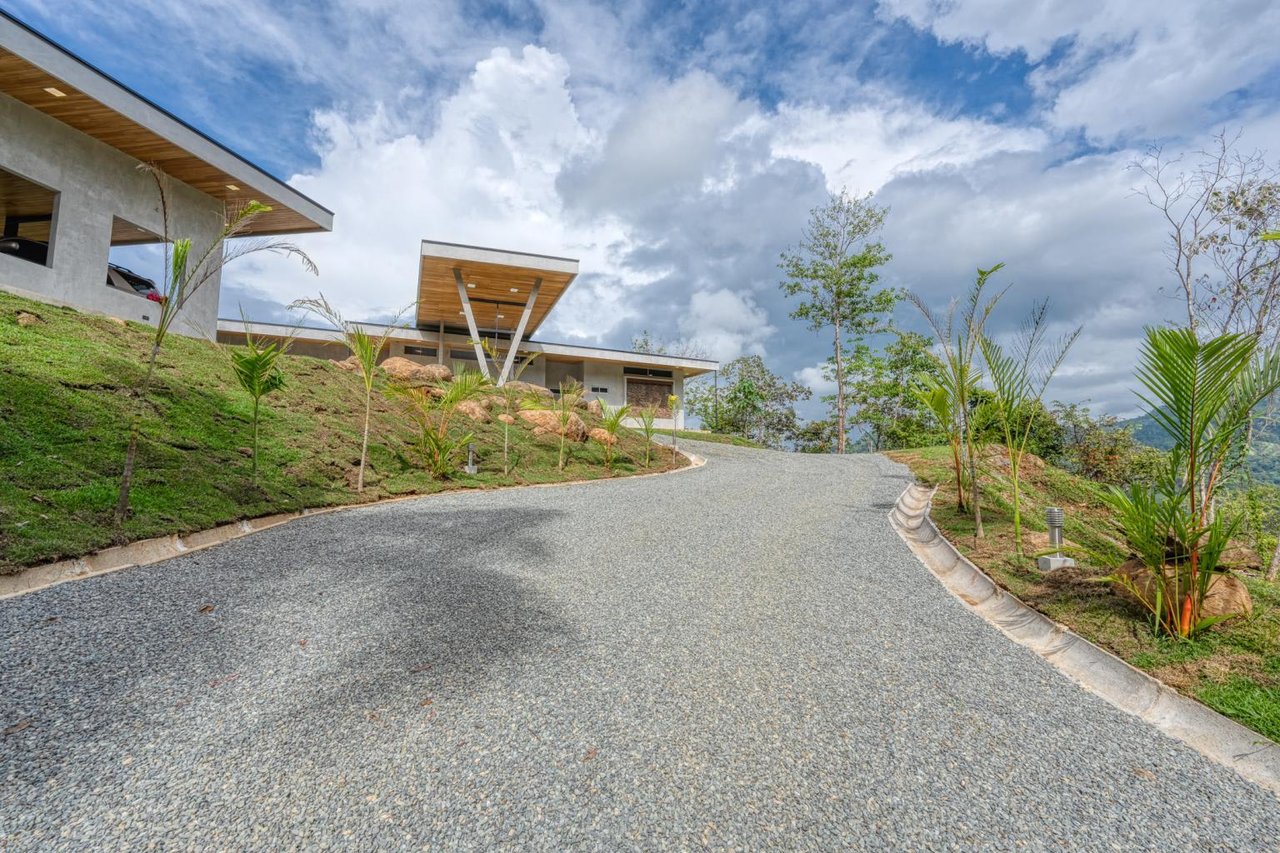 17 Acres Private Estate With Two Homes With Panoramic Views