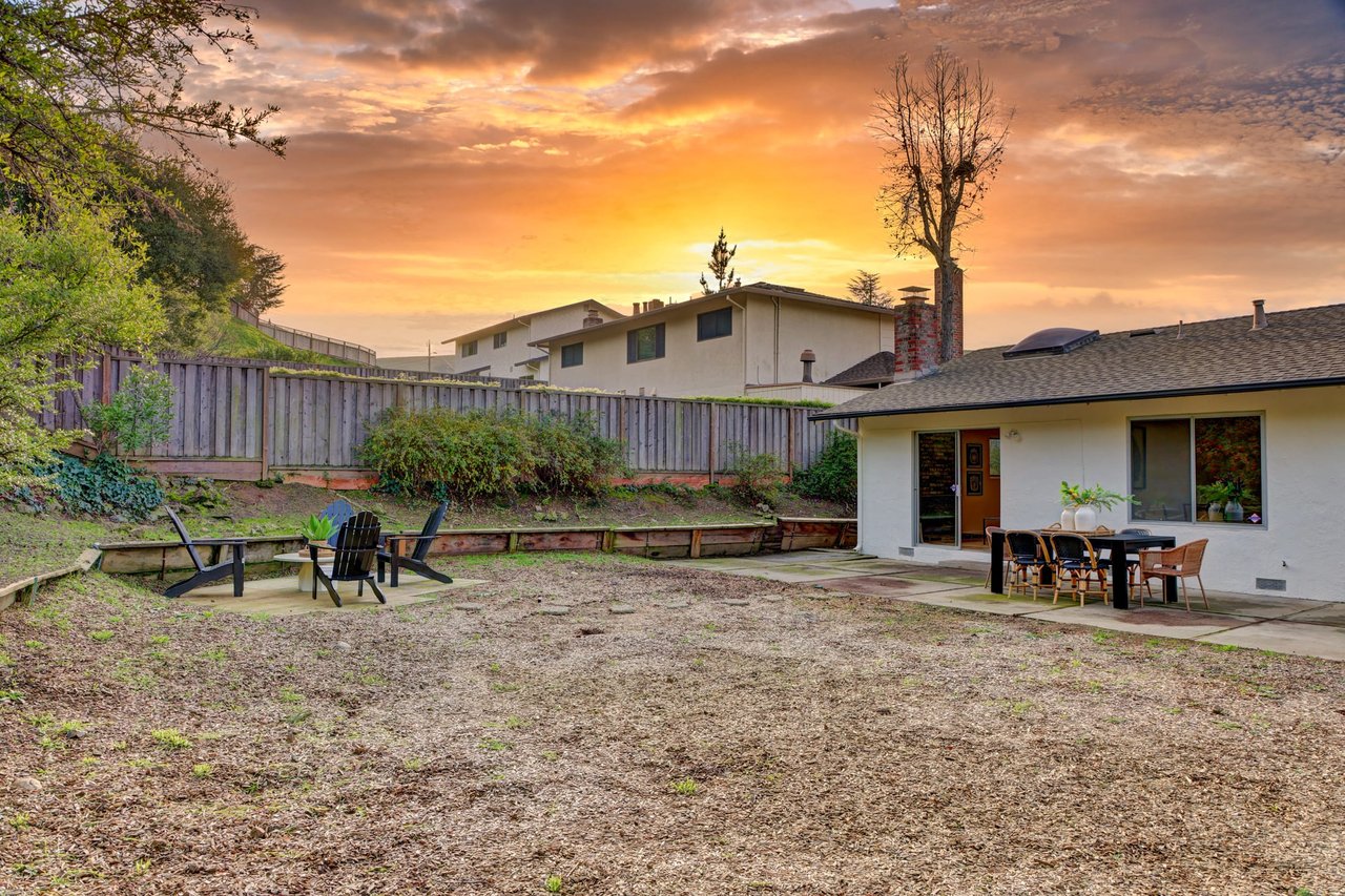 Comfortable Living on a Large Lot