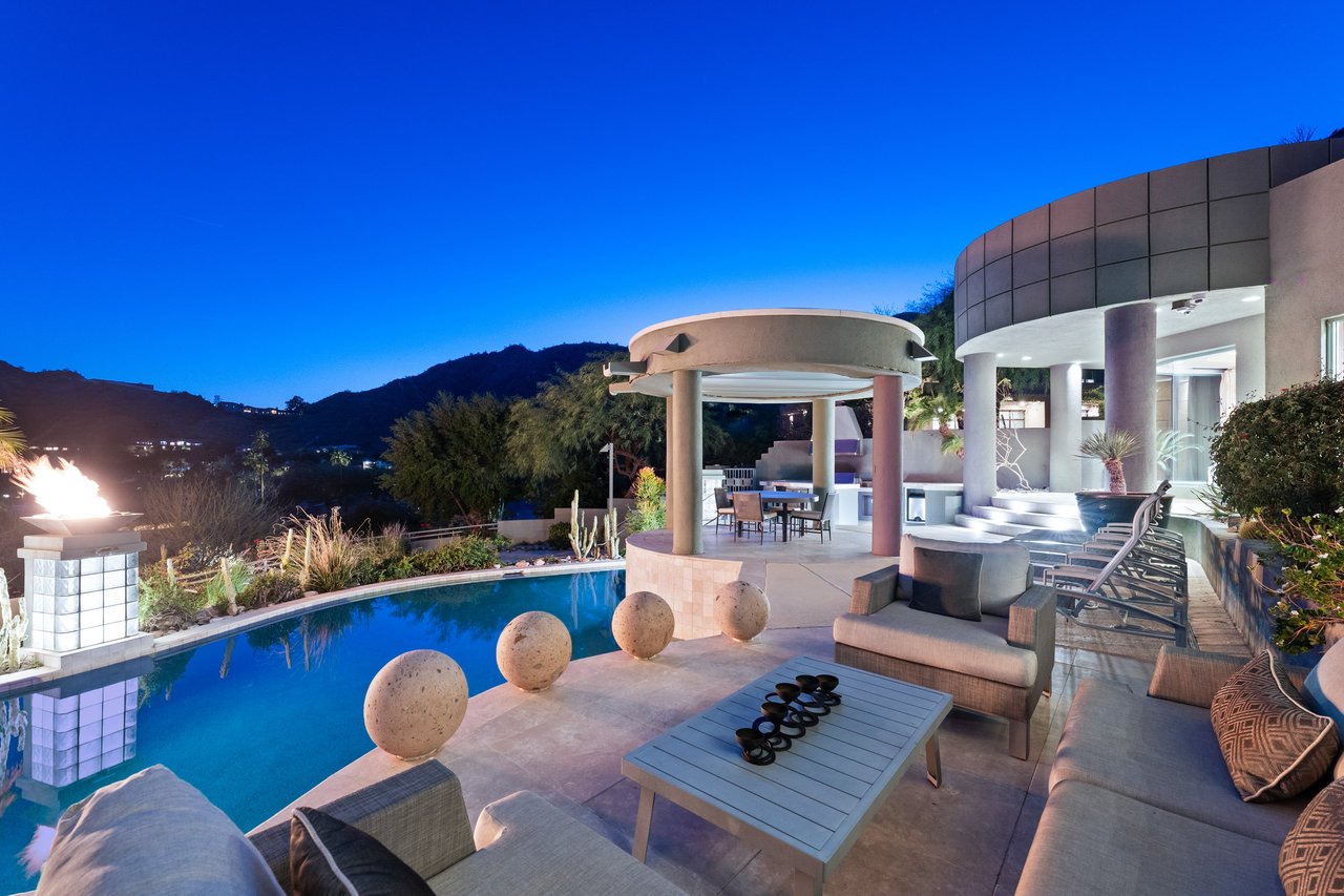 4612 E Foothill Dr