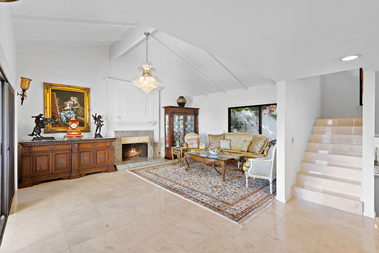 1916 Palisades Dr