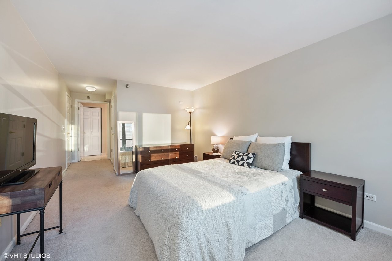 345 N LaSalle St Unit 4203