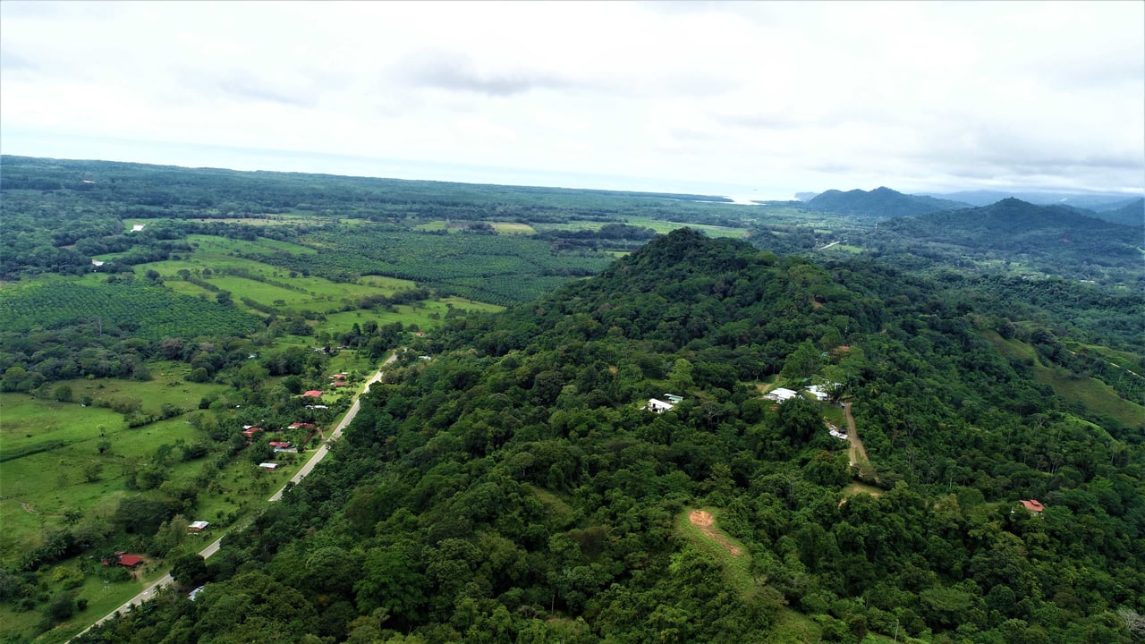 9 acres property with 360 panoramic views and 80m highway frontage