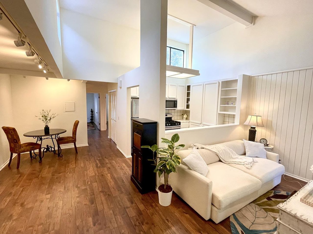 461 Dela Vina Ave APT 211