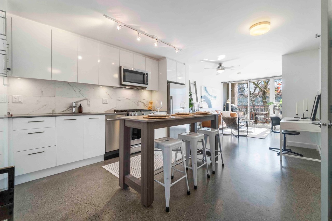 303-231 E Pender Street, Vancouver