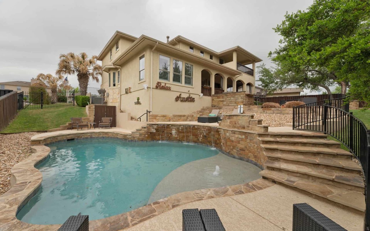 Sold – Lakeway Stunner