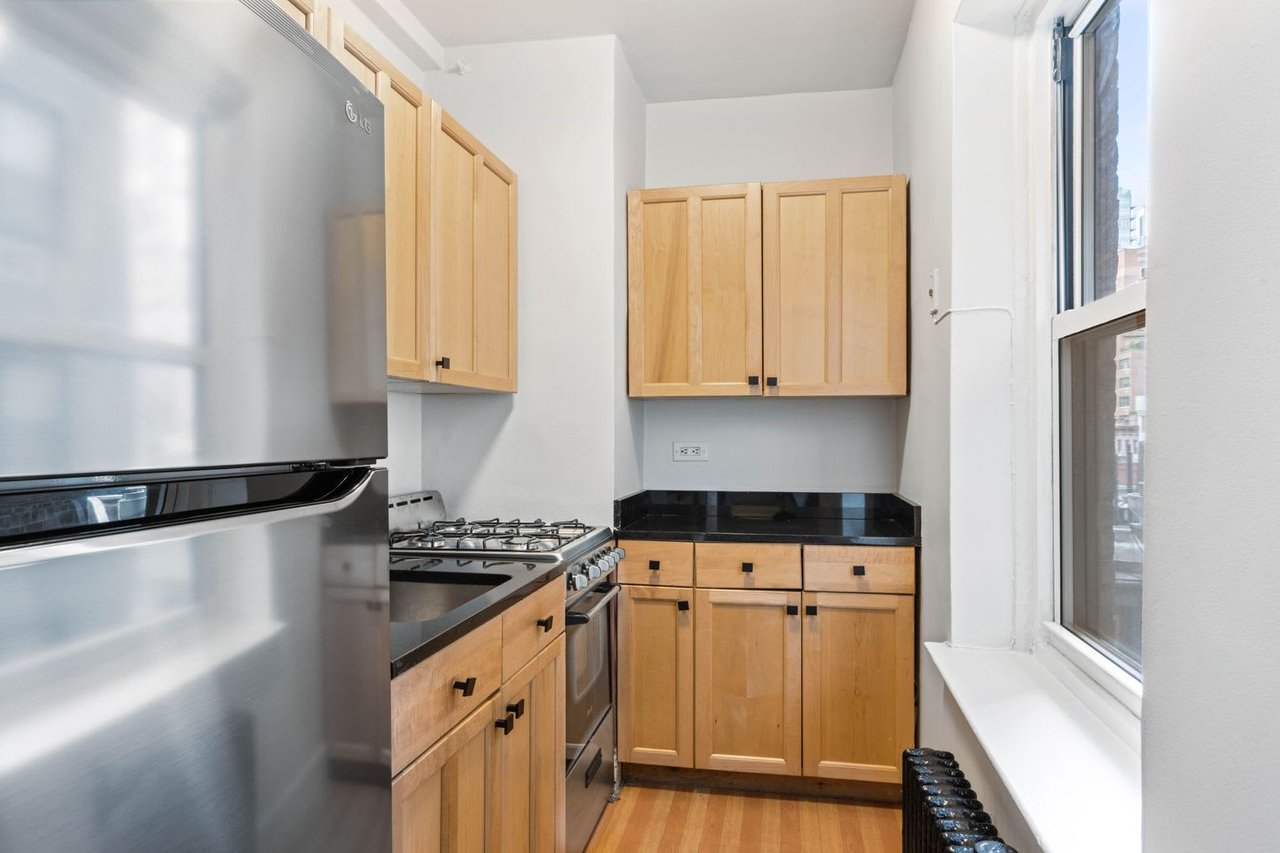 400 E 52nd St, Unit 6E