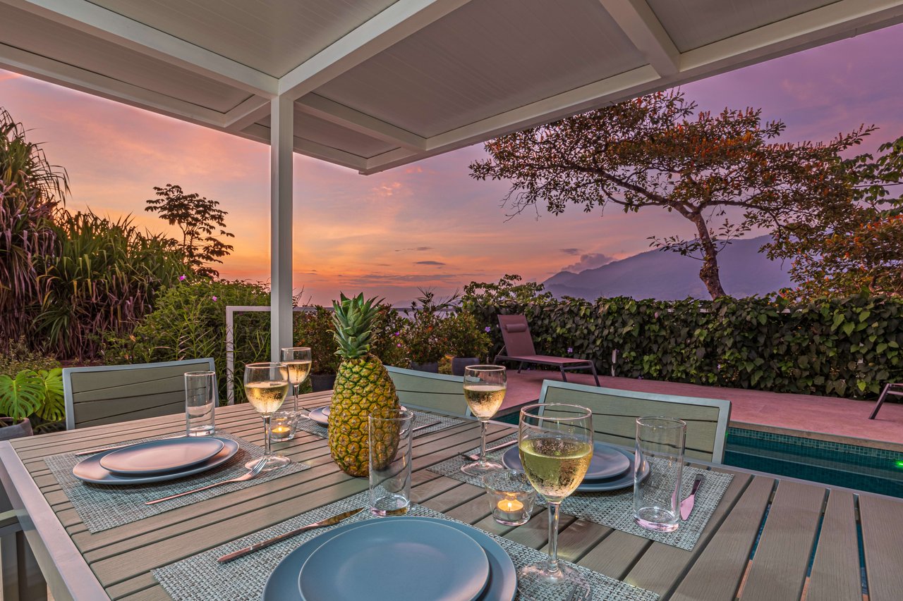 Casa Las Palmeras, Stunning Mountain and Ocean View Home