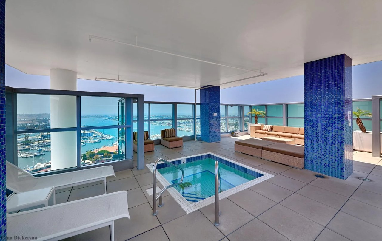13700 Marina Pointe Dr, 317
