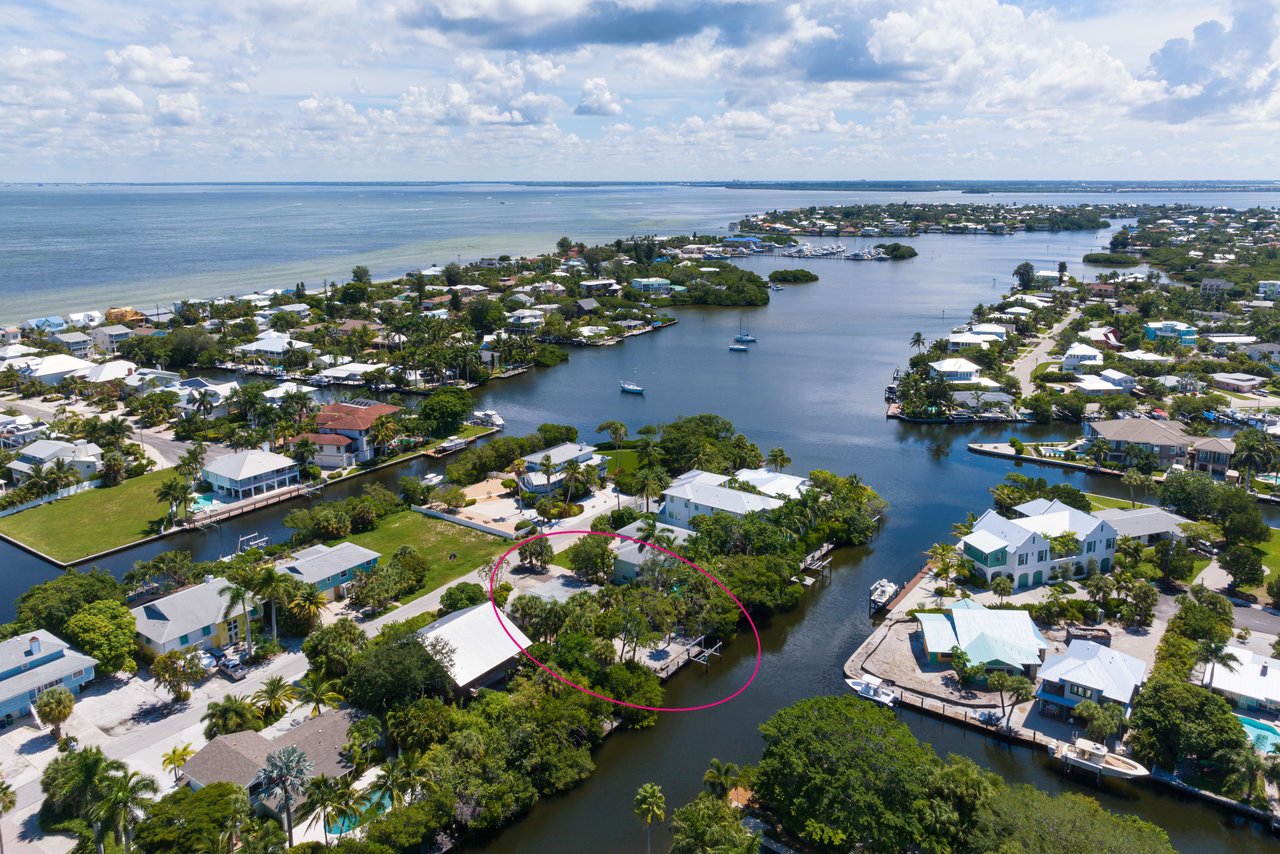 Hannah Hillyard Successfully Closes 329 Tarpon St. Anna Maria, Florida