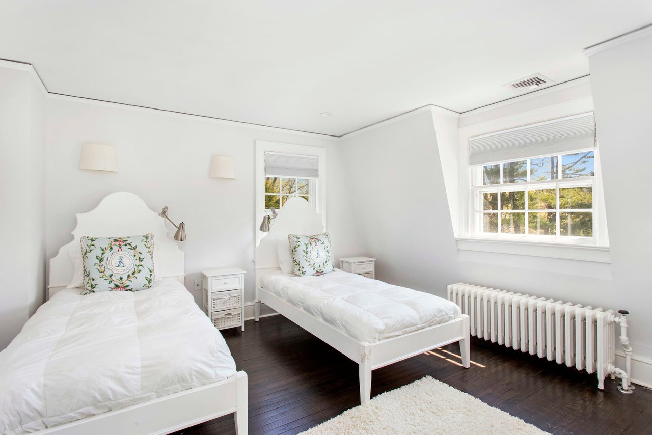COLONIAL IN PRIME LOCATION