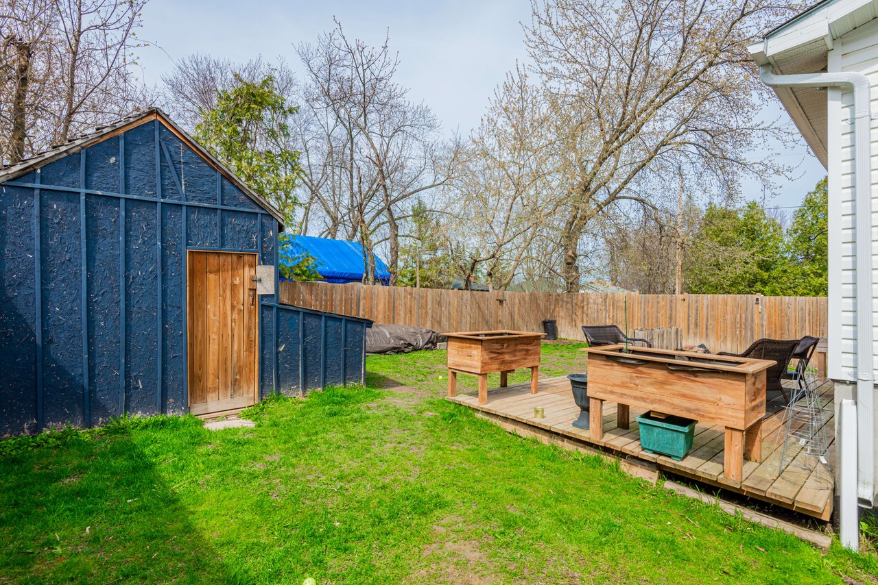 COLONIAL-STYLE HOME OFF LAKE SIMCOE