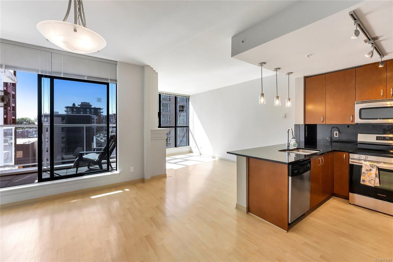 705-860 View St