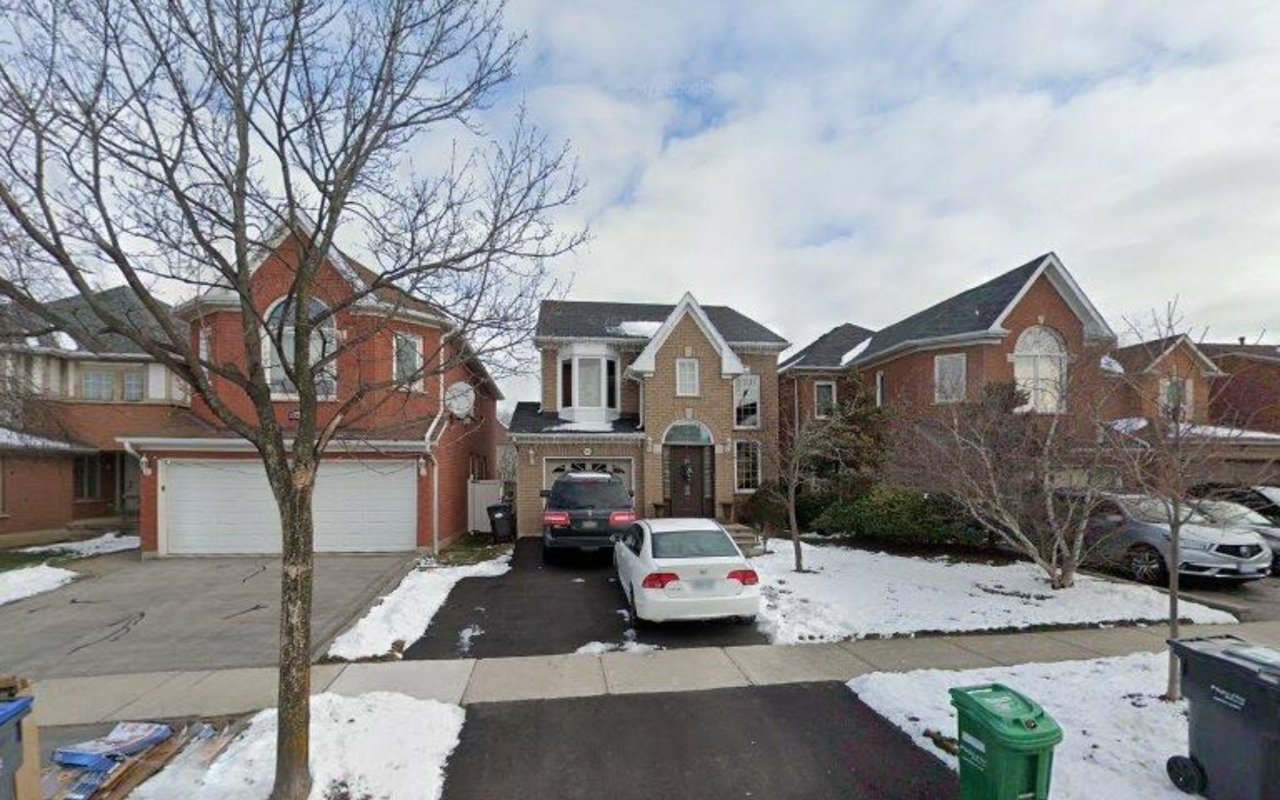 5913 Leeside Cres