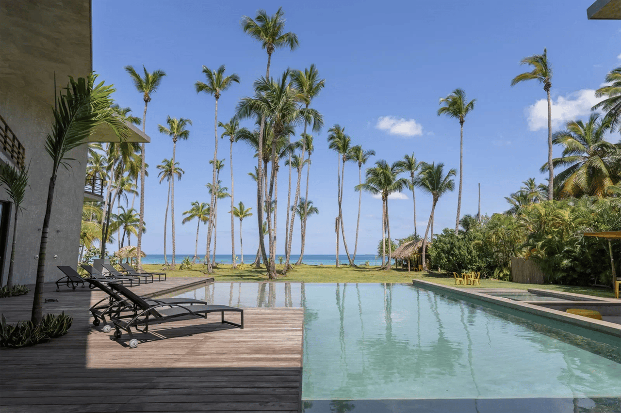 Beachfront Luxury Retreat: Contemporary Villa With Stunning Views and Unrivaled Amenities