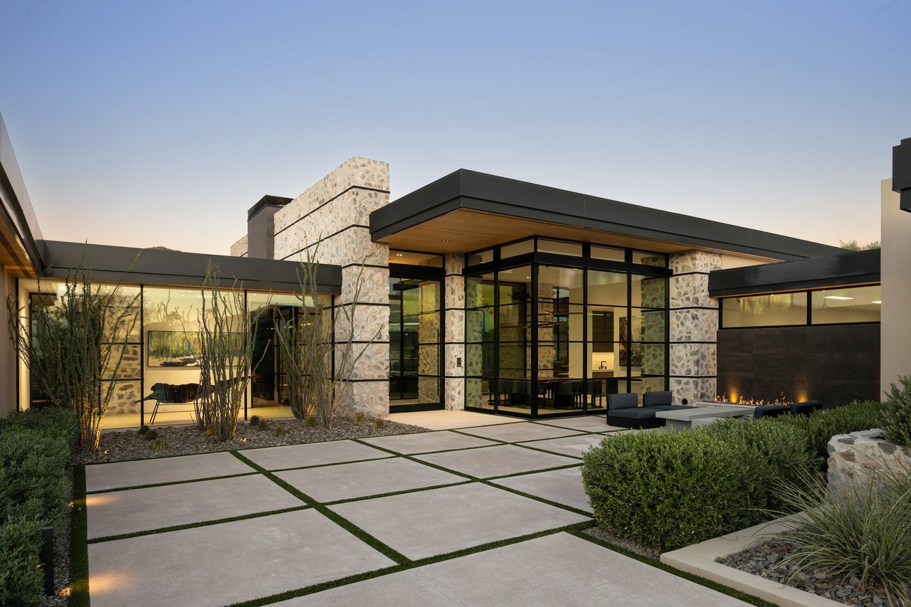 Luxury home in Cameldale Estates in Paradise Valley, AZ