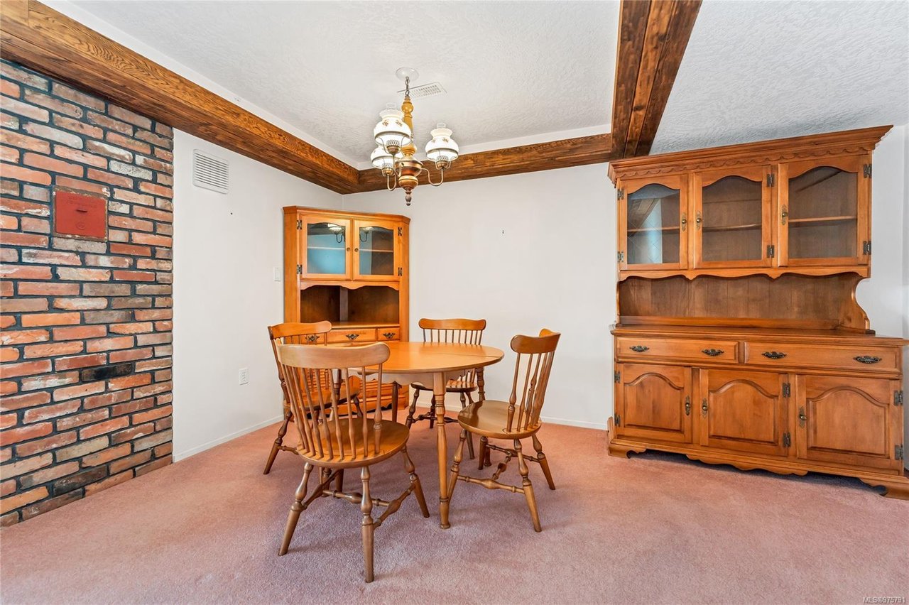562 Baker St