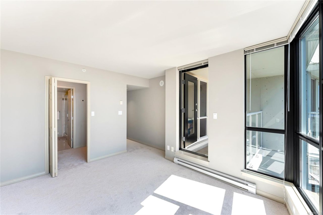 705-860 View St