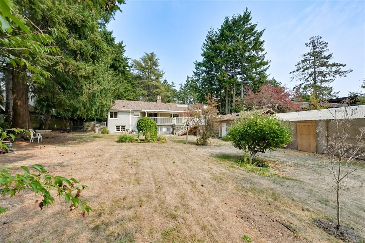 2587 MacDonald Dr